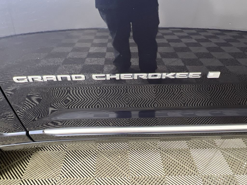 Used 2023 Jeep Grand Cherokee Summit w/ Luxury Tech Group V image 33