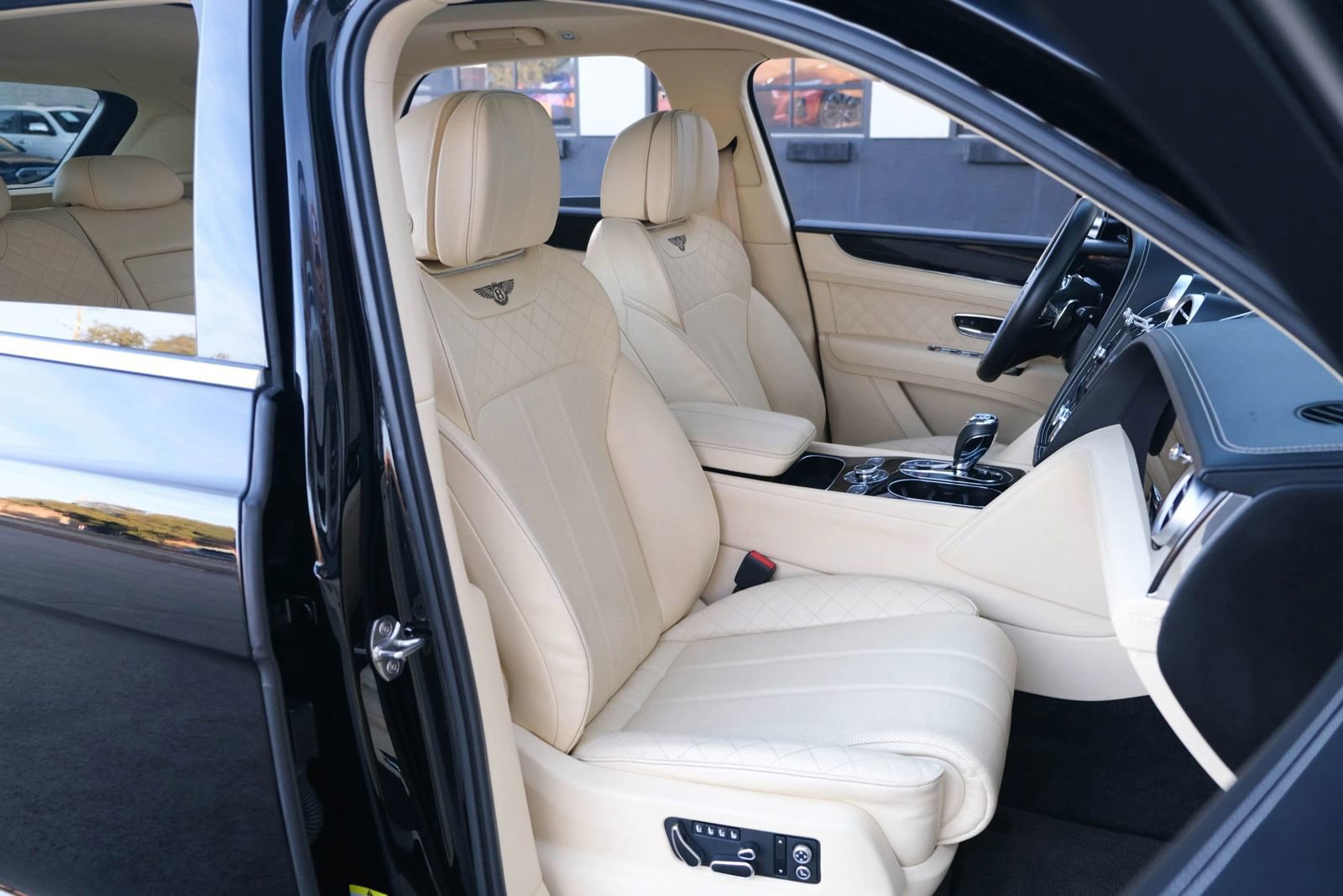 Used 2018 Bentley Bentayga image 32