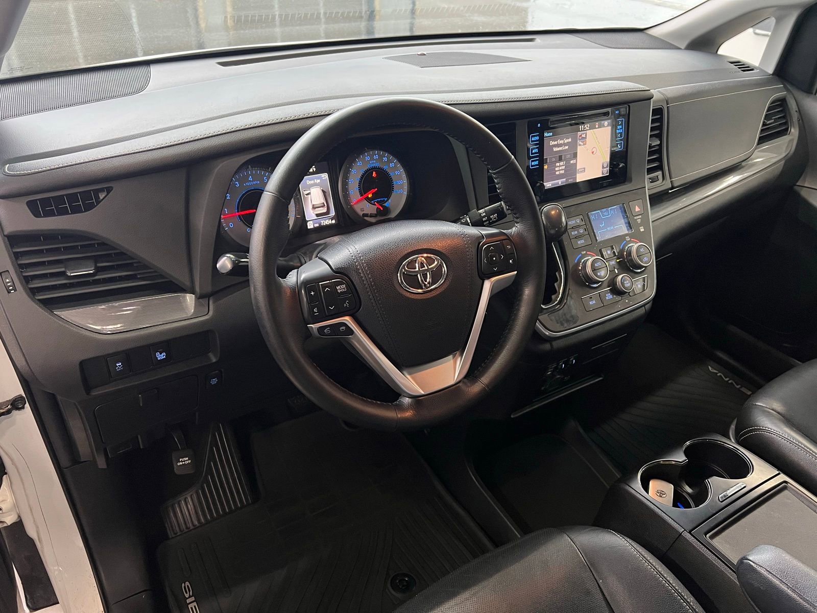 Used 2015 Toyota Sienna SE Premium image 11