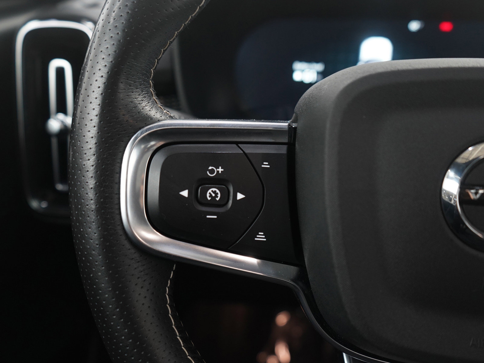 Used 2021 Volvo XC40 P8 Recharge w/ Advanced Package image 25