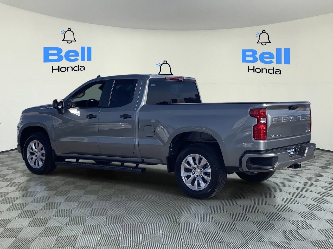 Used 2025 Chevrolet Silverado 1500 Custom image 3
