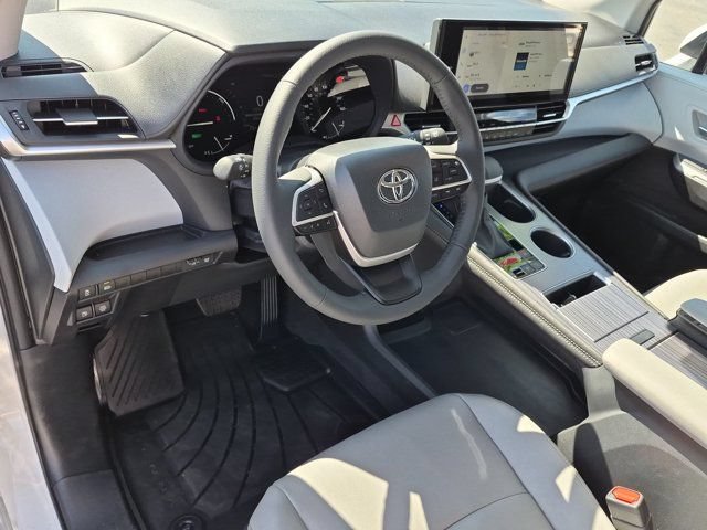 Used 2026 Toyota Sienna XLE FWD image 17