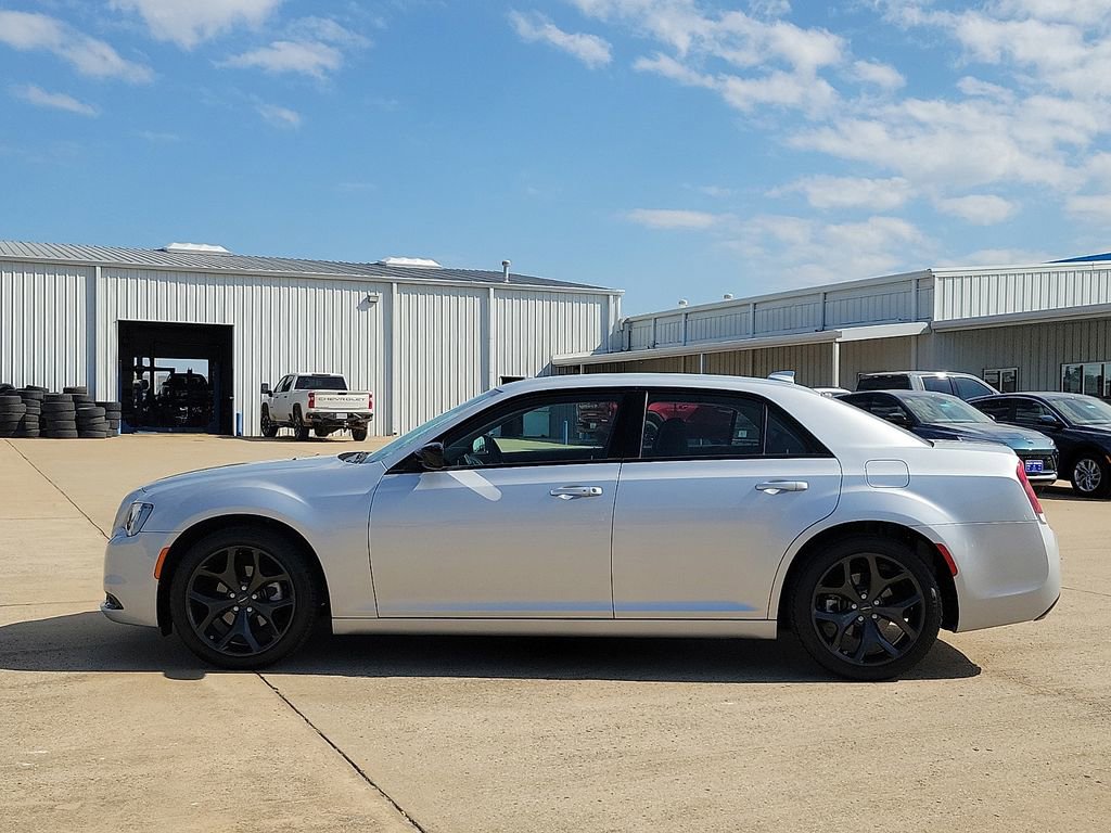 Used 2023 Chrysler 300 Touring w/ Sport Appearance Package image 3