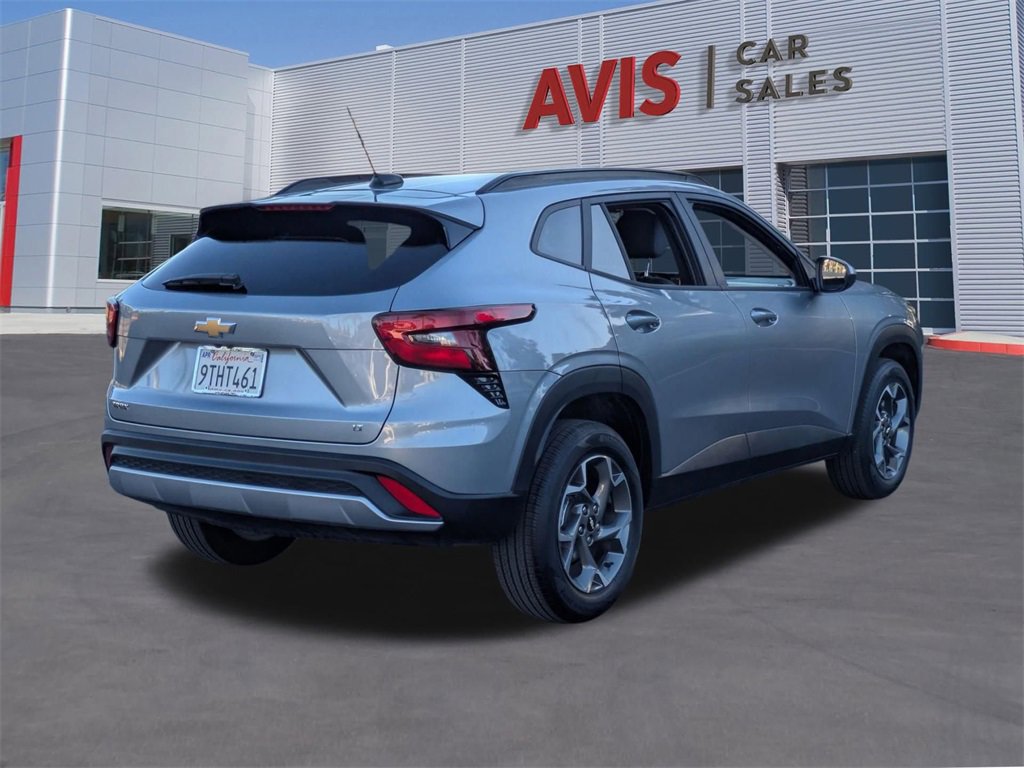 Used 2025 Chevrolet Trax LT w/ LT Convenience Package image 6