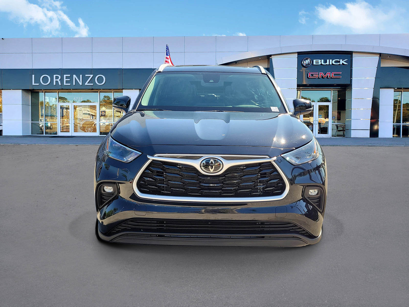 Used 2023 Toyota Highlander XLE FWD image 2