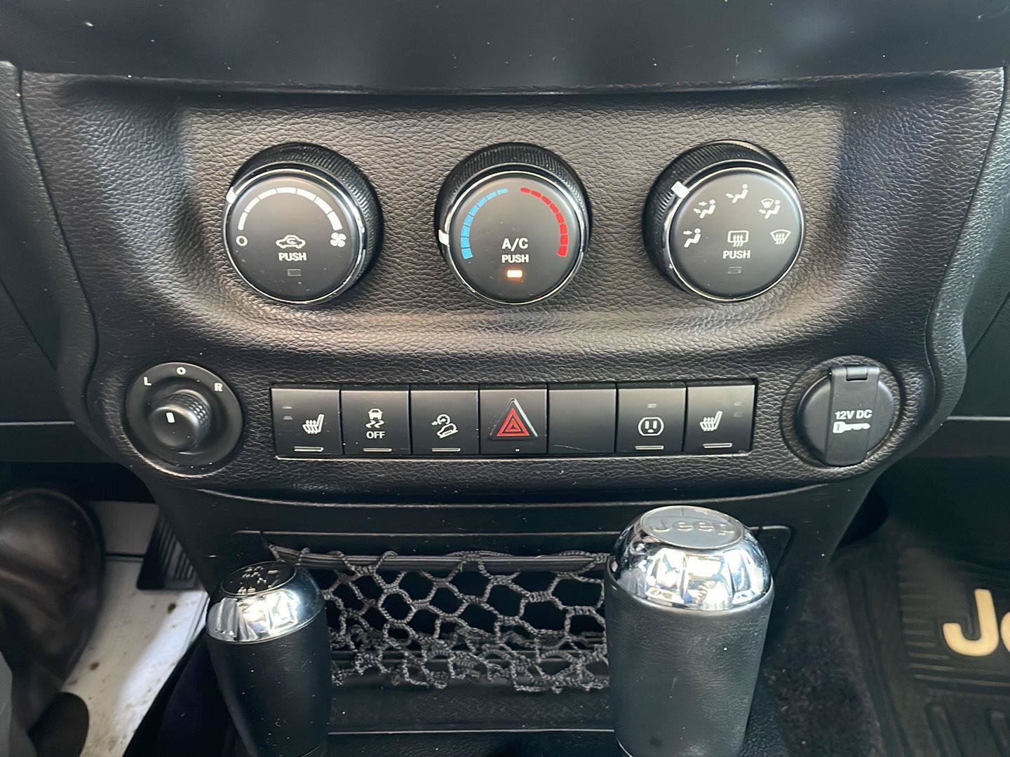 Used 2015 Jeep Wrangler Sahara w/ Connectivity Group AWD/4WD image 19