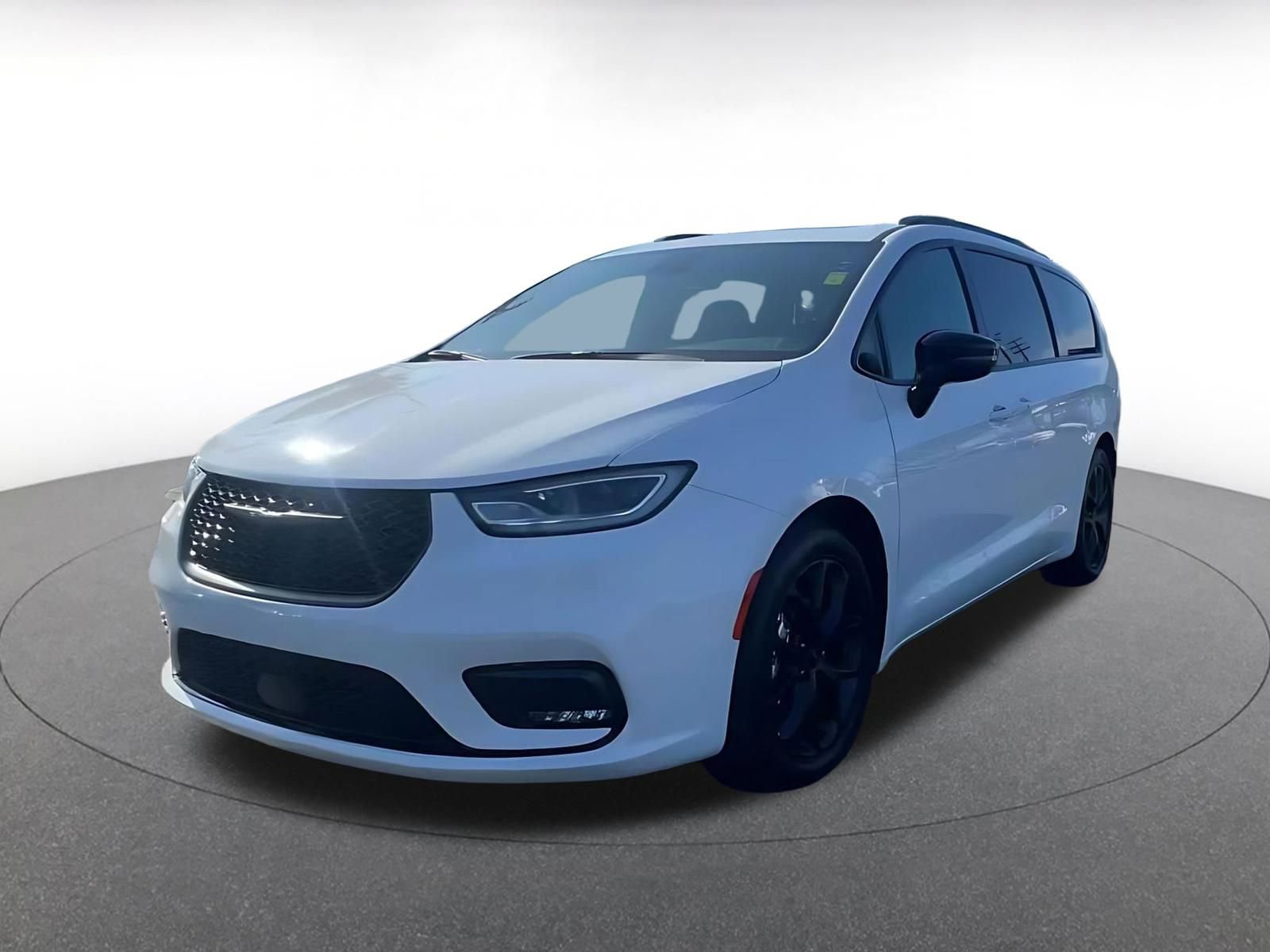 Used 2025 Chrysler Pacifica Limited image 7