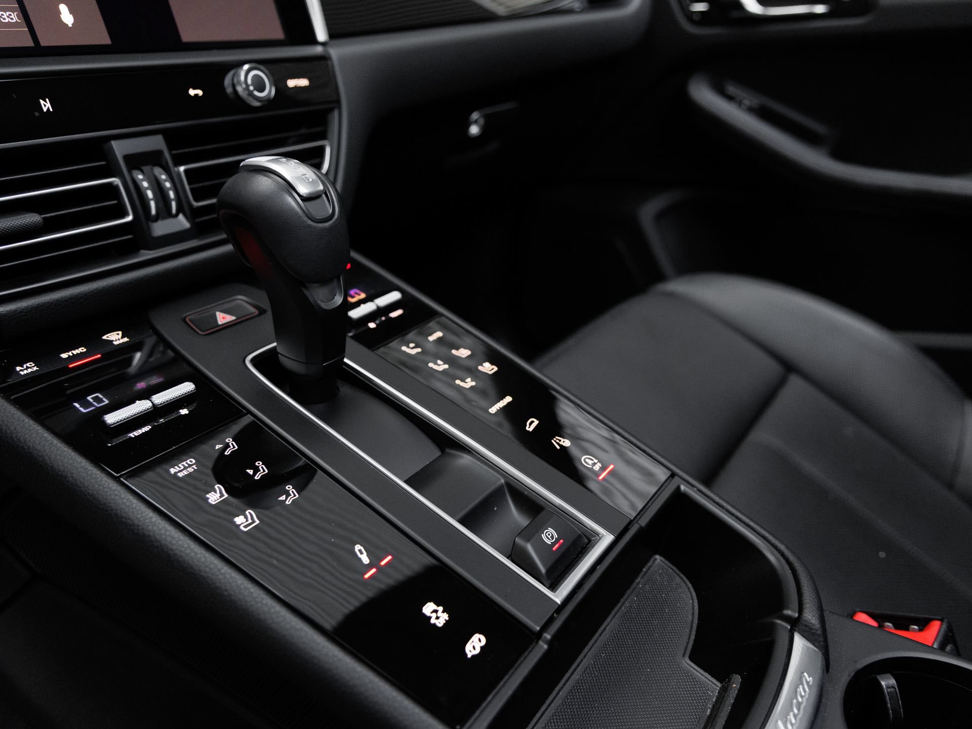 Certified 2025 Porsche Macan Turbo AWD/4WD image 24