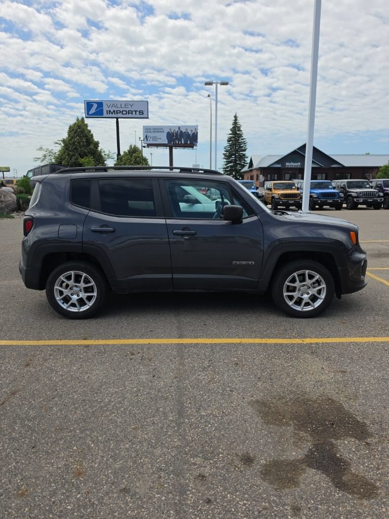 Used 2023 Jeep Renegade Latitude w/ Premium Group AWD/4WD image 7