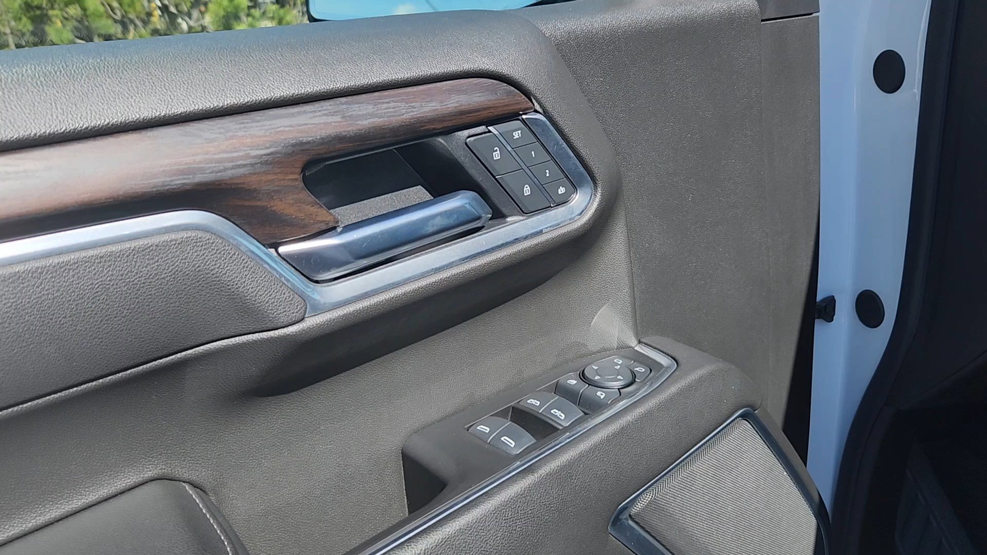 Used 2025 GMC Sierra 1500 SLT image 7