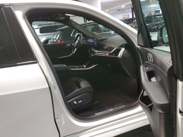 Used 2025 BMW X5 xDrive40i w/ M Sport Package AWD/4WD image 34