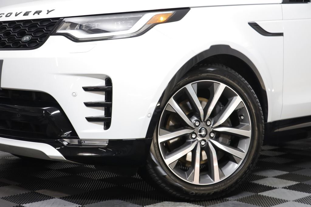 Used 2025 Land Rover Discovery Dynamic SE image 3