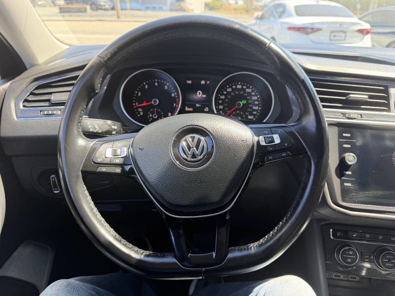 Used 2018 Volkswagen Tiguan SE w/ Panoramic Sunroof Package AWD/4WD image 32
