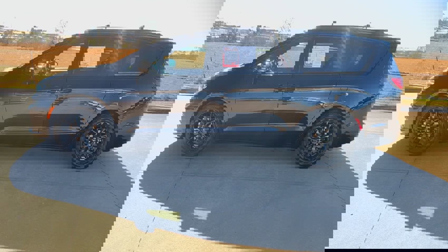 Used 2025 Chrysler Pacifica Limited image 6