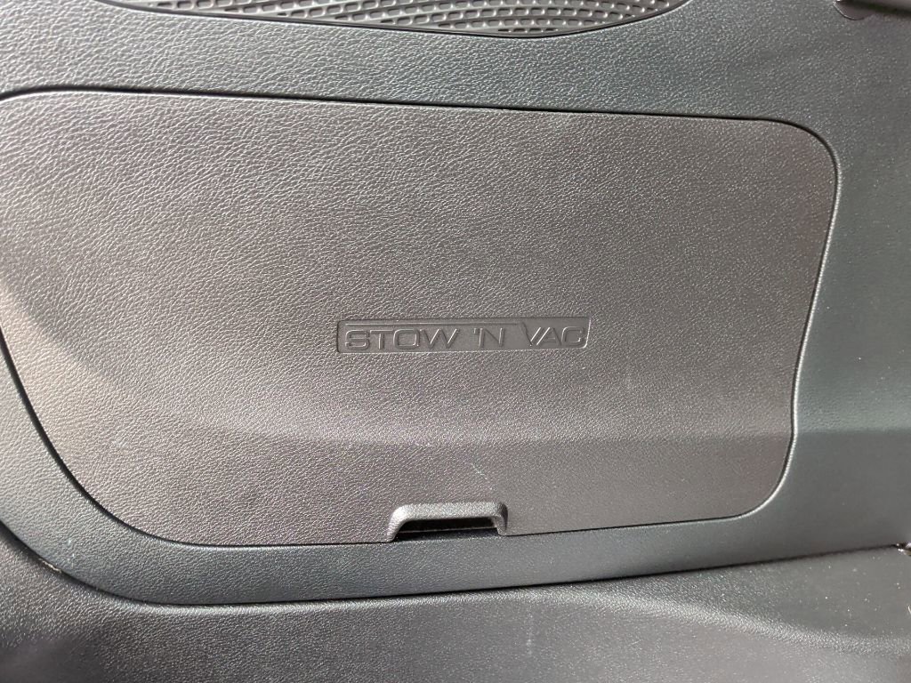 Used 2025 Chrysler Pacifica Limited w/ Uconnect Theater Family Group image 10