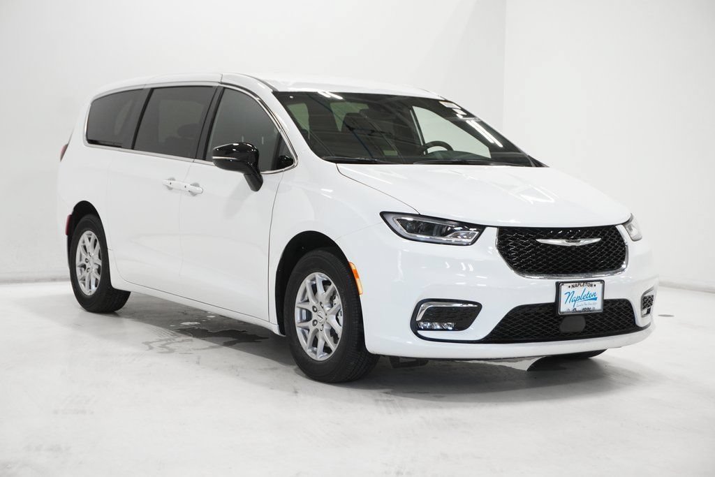 New 2026 Chrysler Pacifica Select FWD image 4