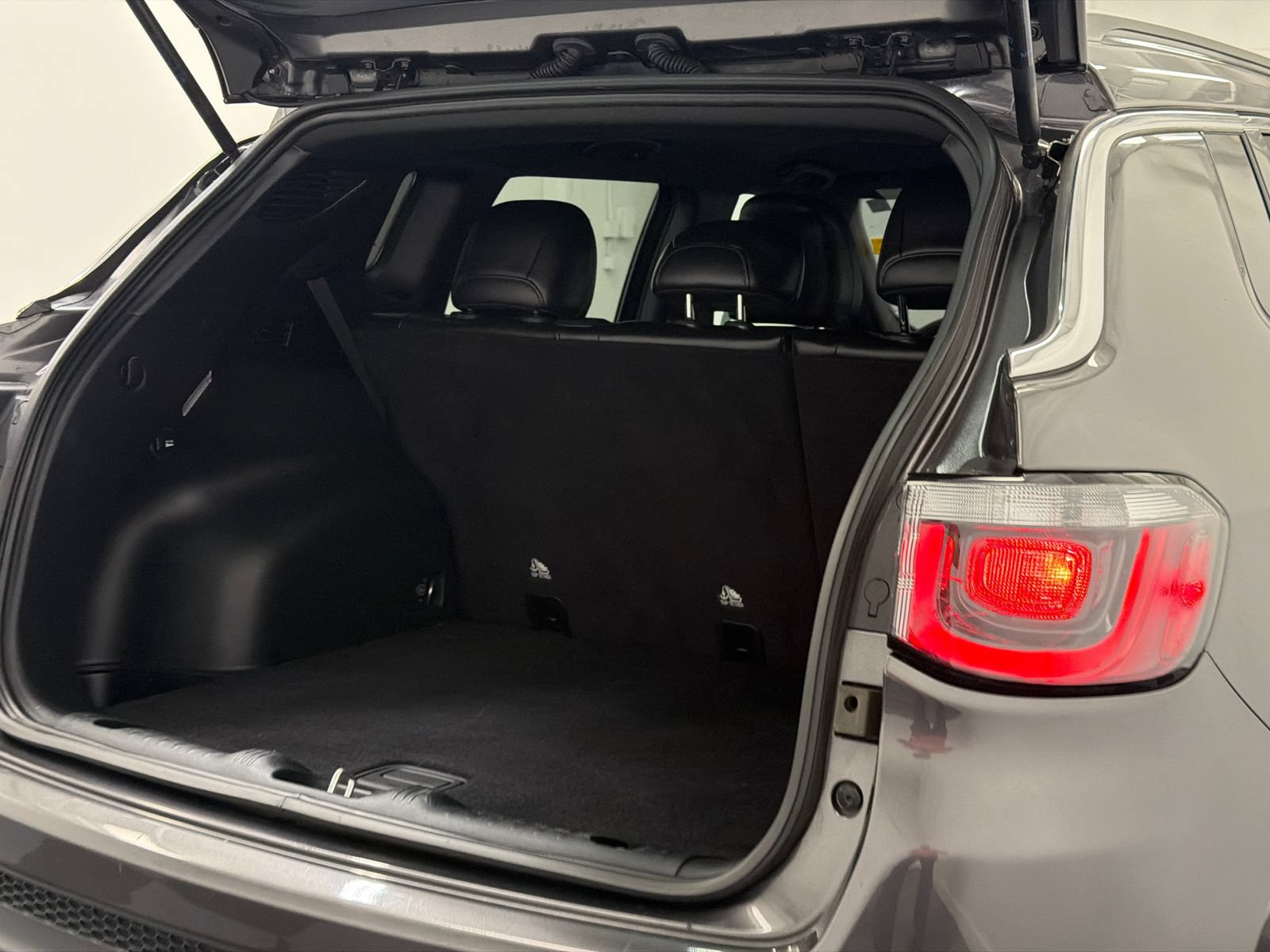 Used 2023 Jeep Compass Latitude AWD/4WD image 7