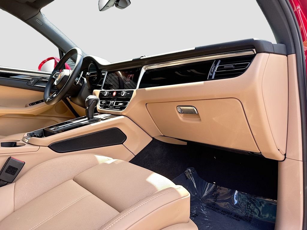 Certified 2026 Porsche Macan AWD/4WD image 31