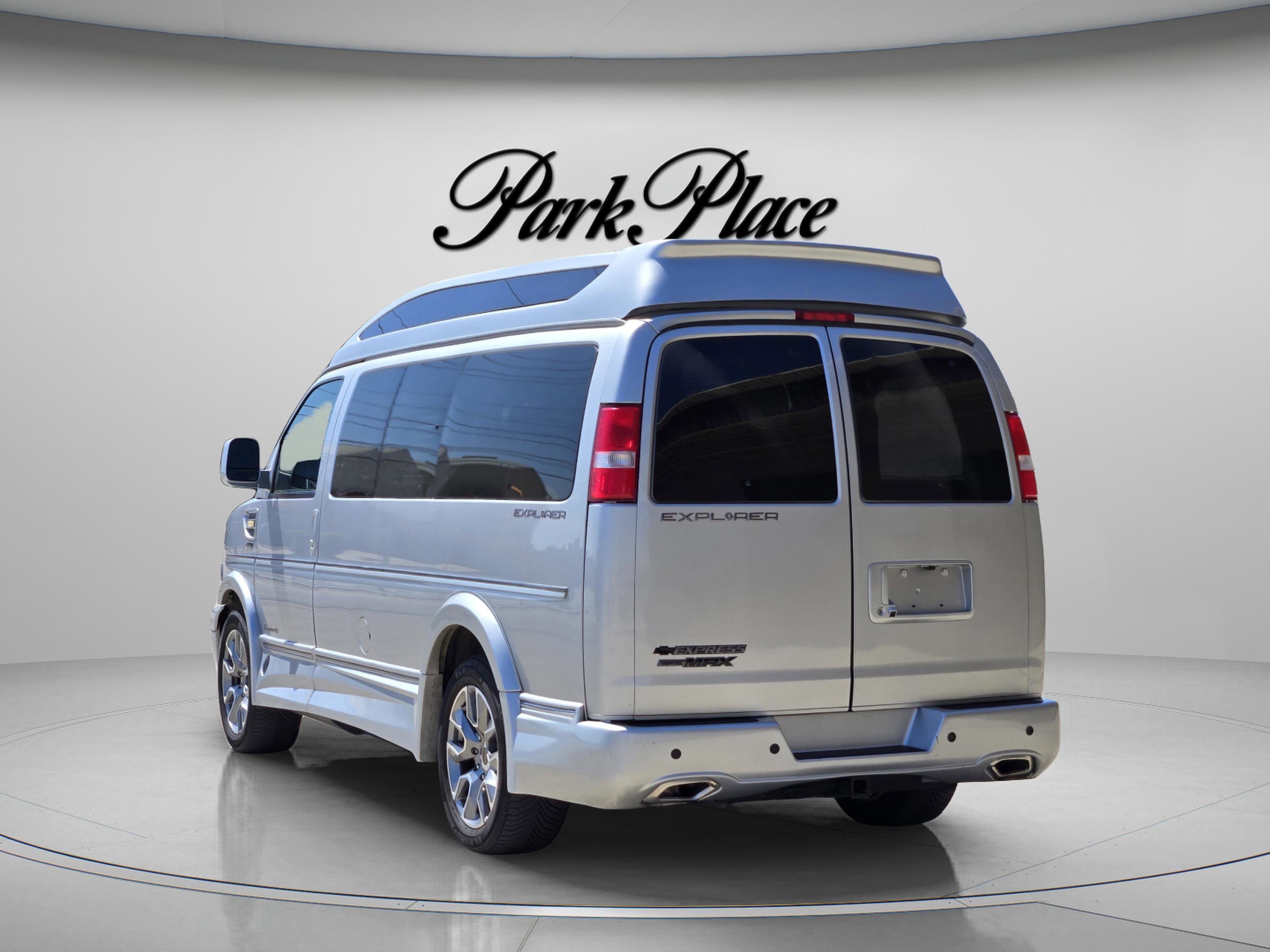 Used 2023 Chevrolet Express 2500 image 3