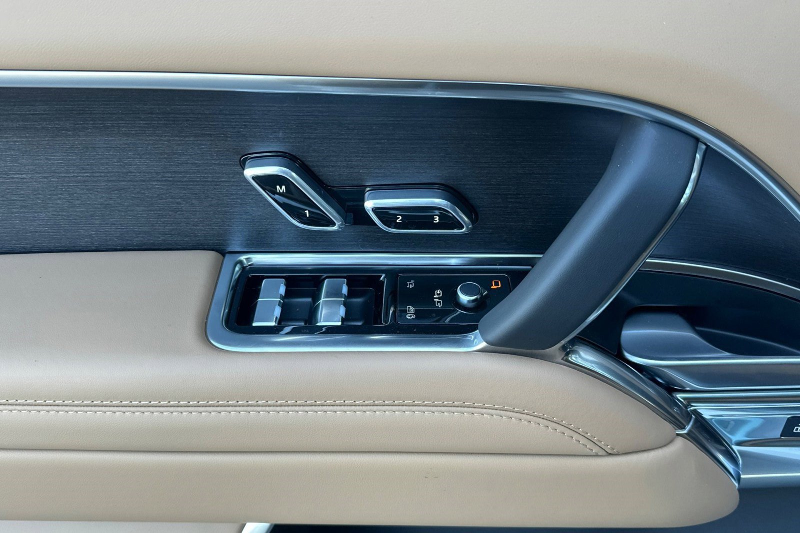 New 2026 Land Rover Range Rover SE image 14