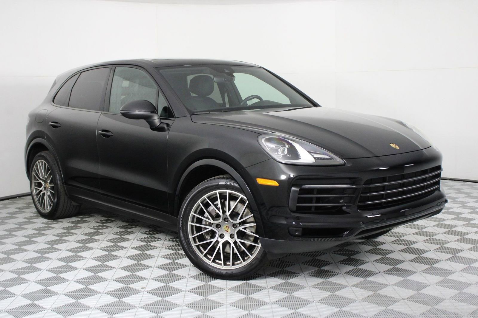 Certified 2023 Porsche Cayenne Platinum Edition image 9