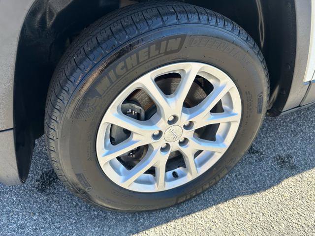 Used 2018 Jeep Cherokee Latitude Plus AWD/4WD image 40