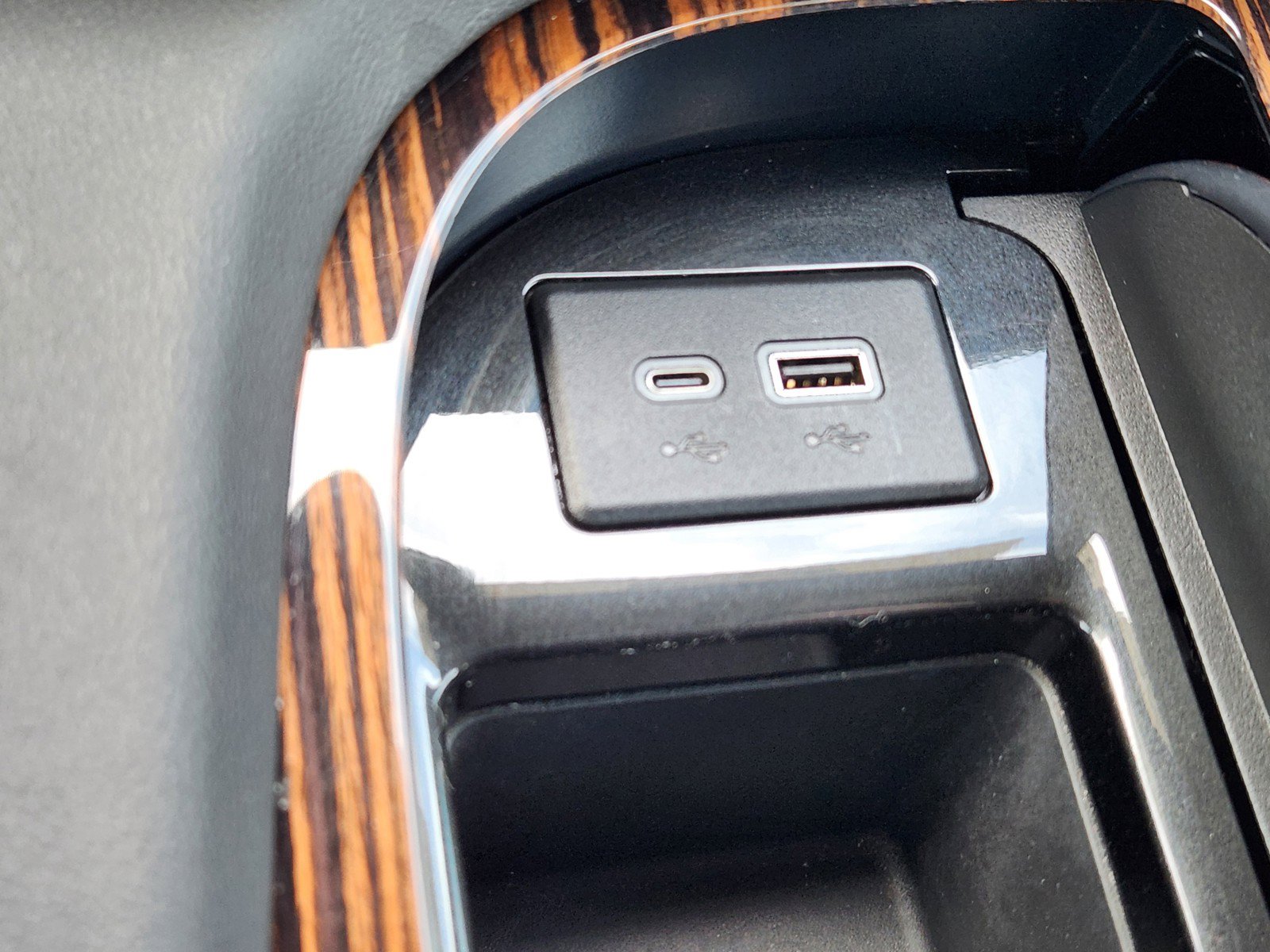Certified 2024 Cadillac Escalade ESV Luxury RWD image 18