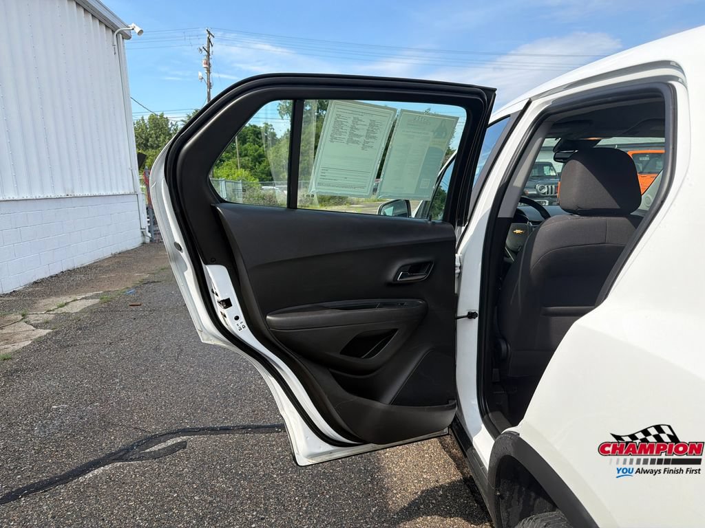Used 2018 Chevrolet Trax LS AWD/4WD image 19