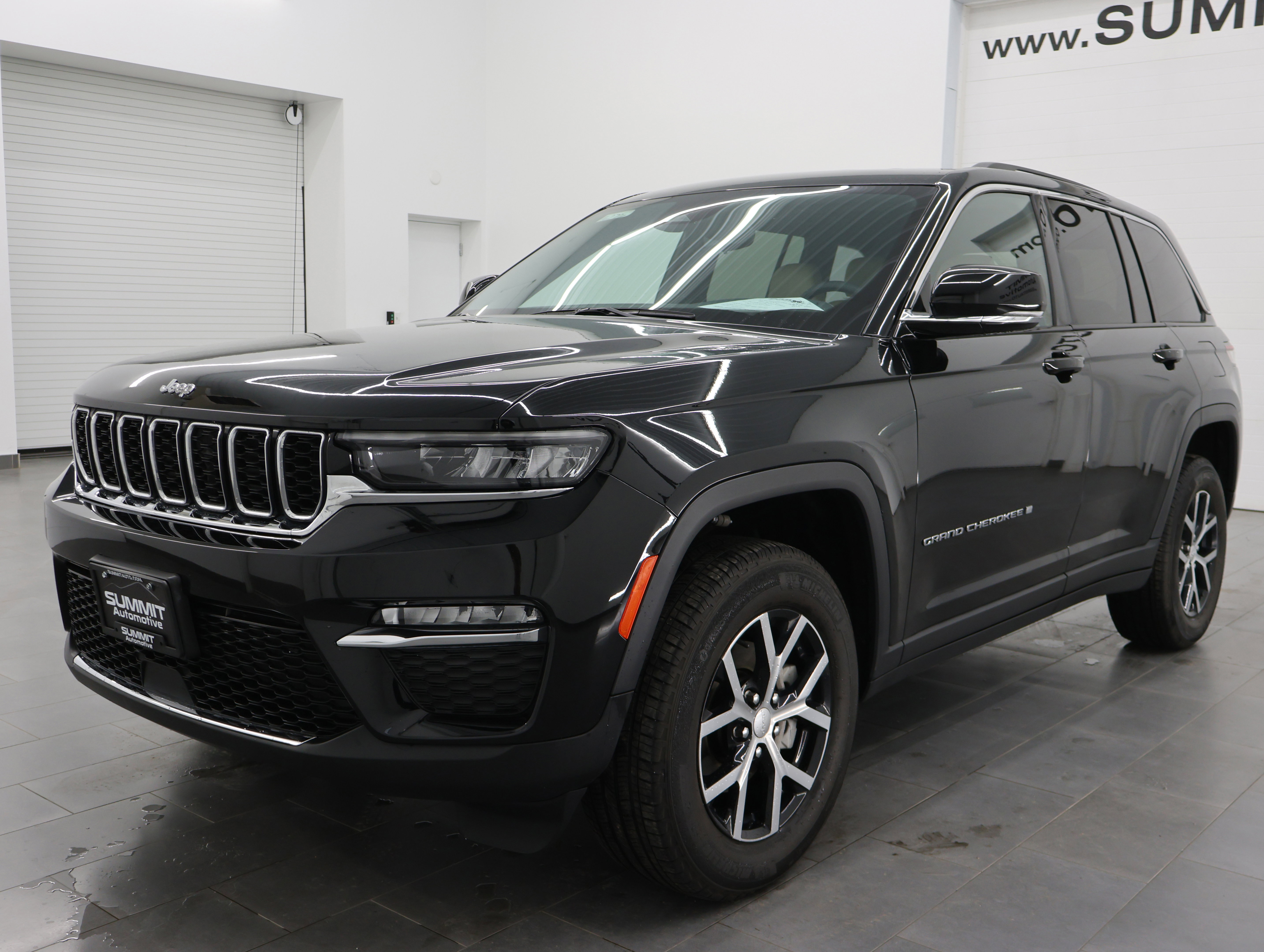 Used 2023 Jeep Grand Cherokee Limited image 7