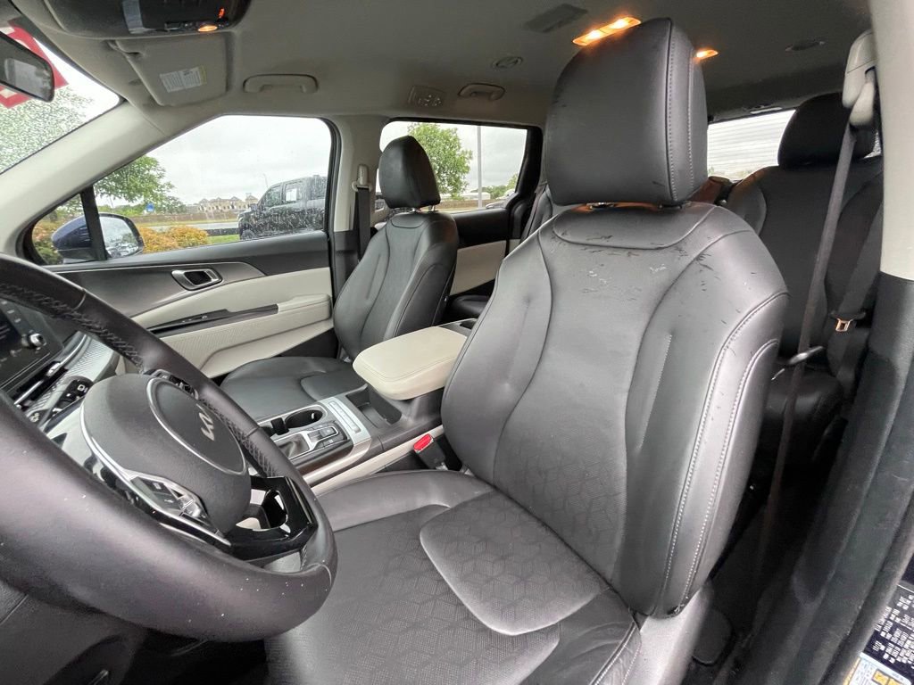 Used 2023 Kia Carnival LX FWD image 22