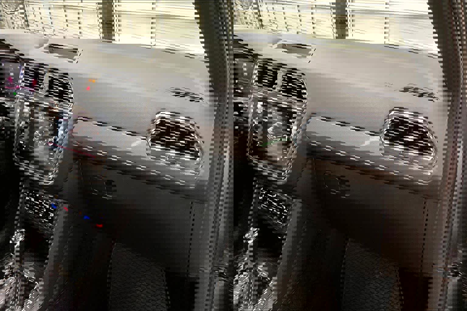 Used 2022 Volkswagen Tiguan SE R-Line image 18