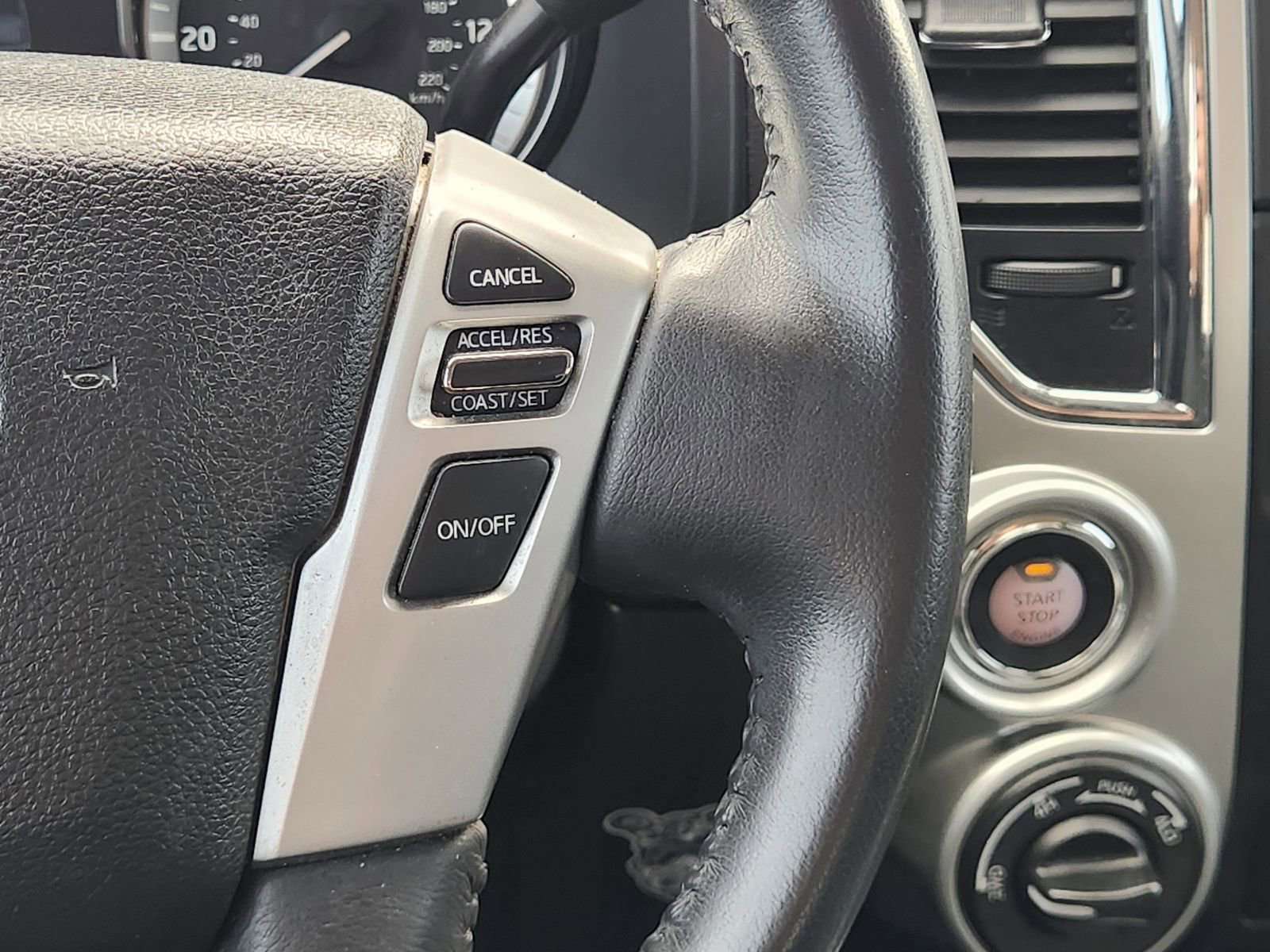 Used 2018 Nissan Titan SV w/ SV Convenience Package image 29