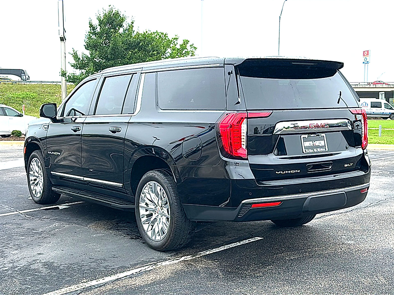 Used 2023 GMC Yukon XL SLT w/ SLT Premium Package AWD/4WD image 6