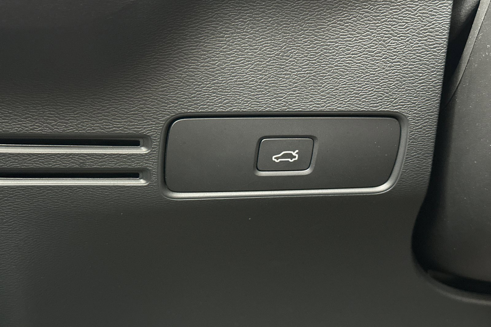 Used 2023 Volvo XC40 Recharge Ultimate w/ Protection Package Premier image 31