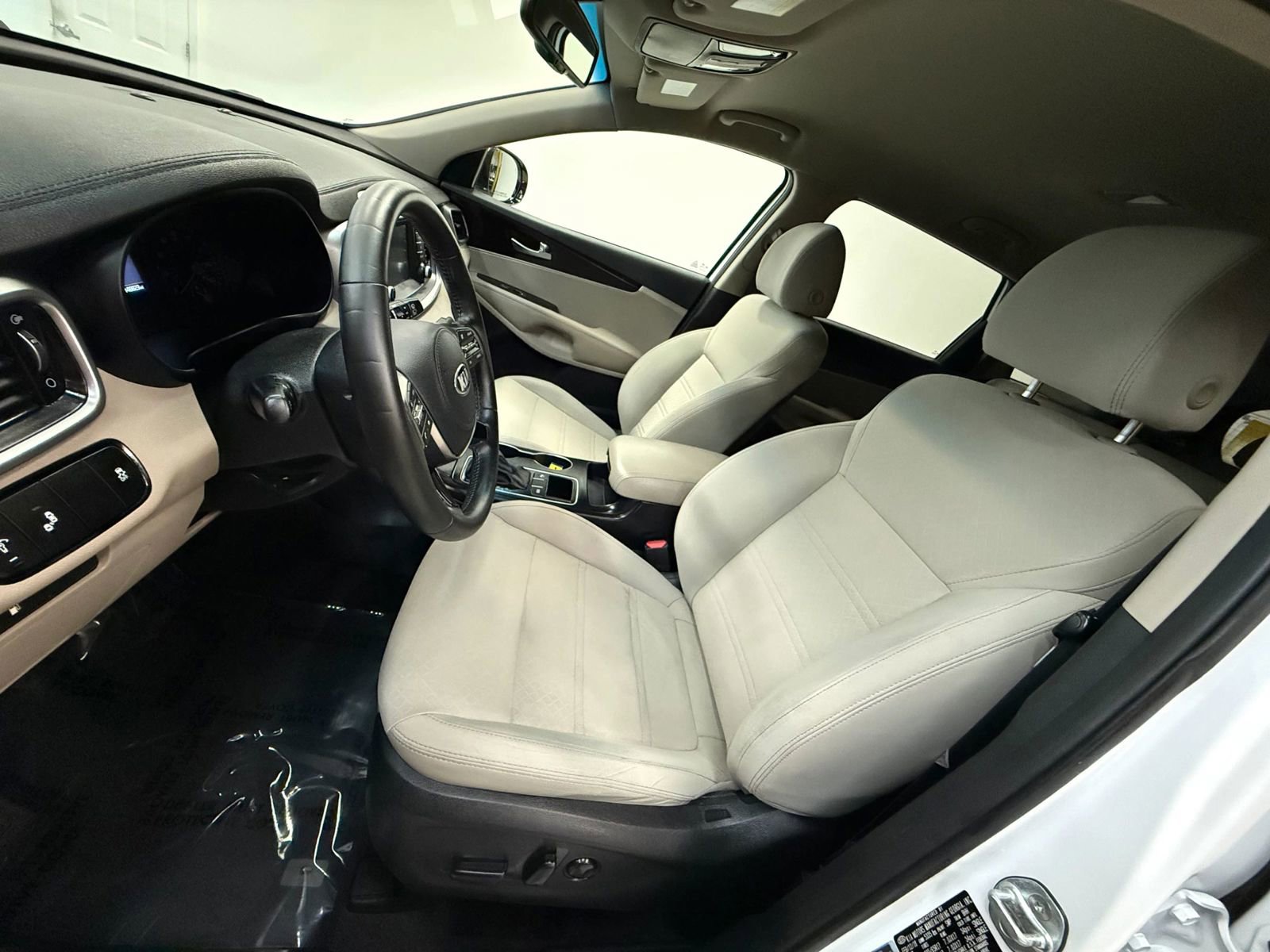 Used 2019 Kia Sorento LX w/ LX Convenience Package image 16