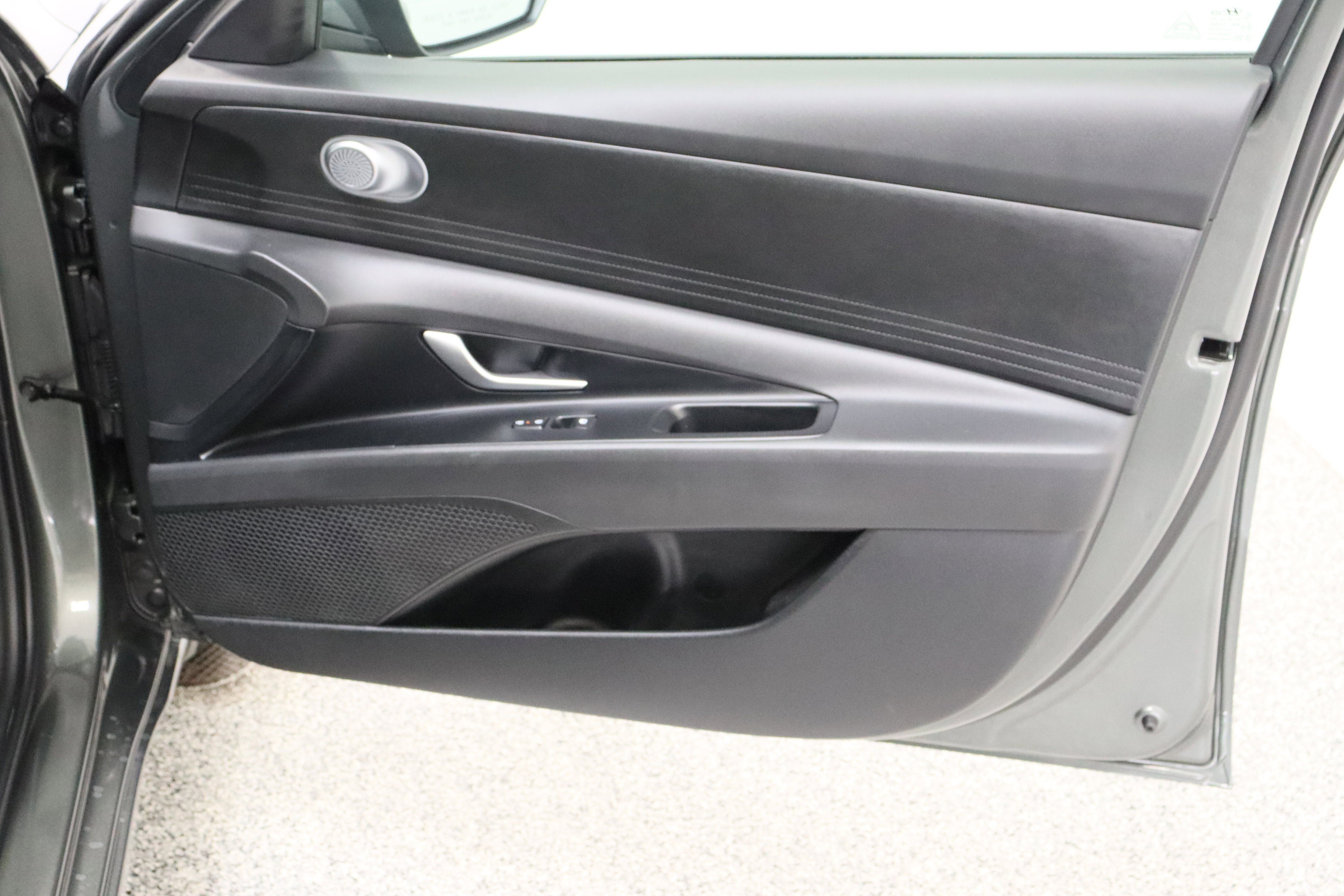 Used 2025 Hyundai Elantra SE image 32