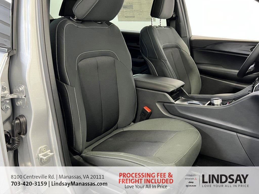 New 2025 Jeep Grand Cherokee L Laredo w/ Luxury Tech Group I AWD/4WD image 9