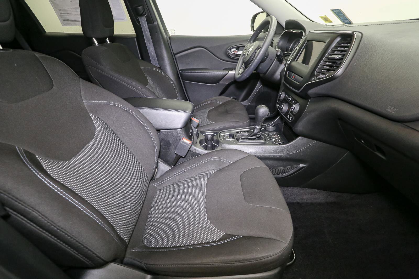 Used 2019 Jeep Cherokee Latitude w/ Popular Appearance Group AWD/4WD image 19