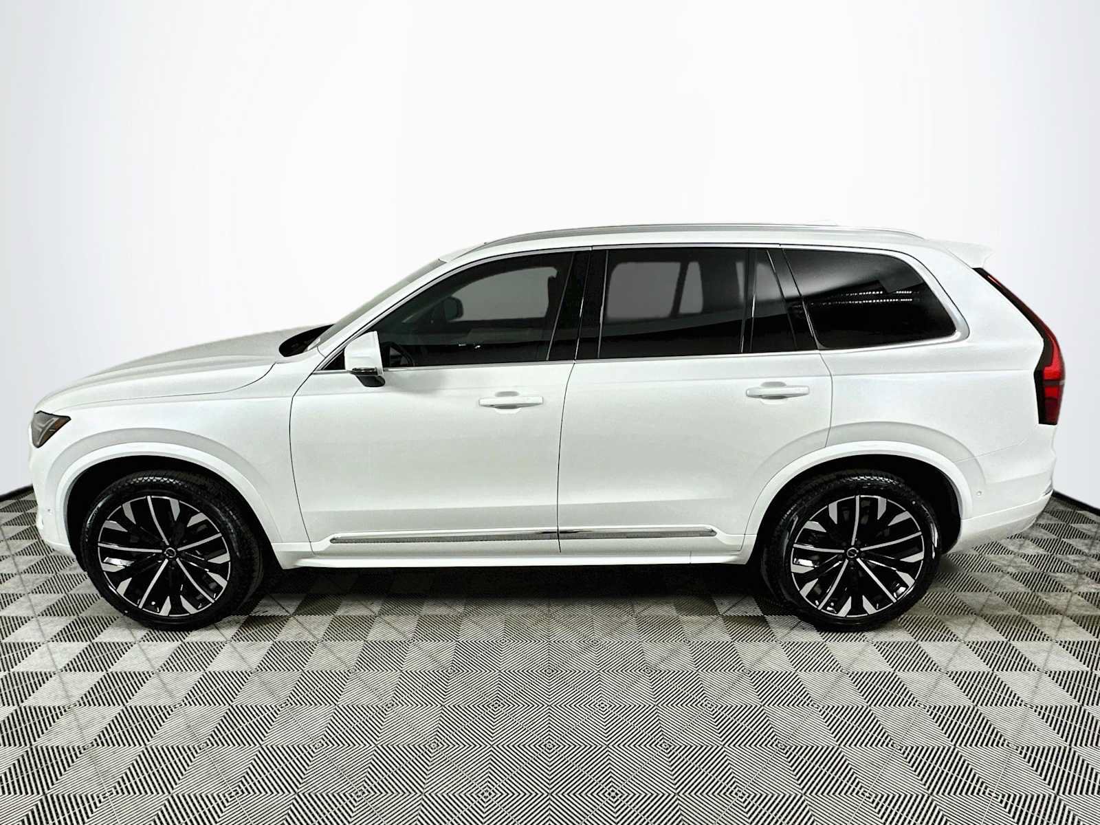 New 2027 Volvo XC90 B5 Plus AWD/4WD image 4