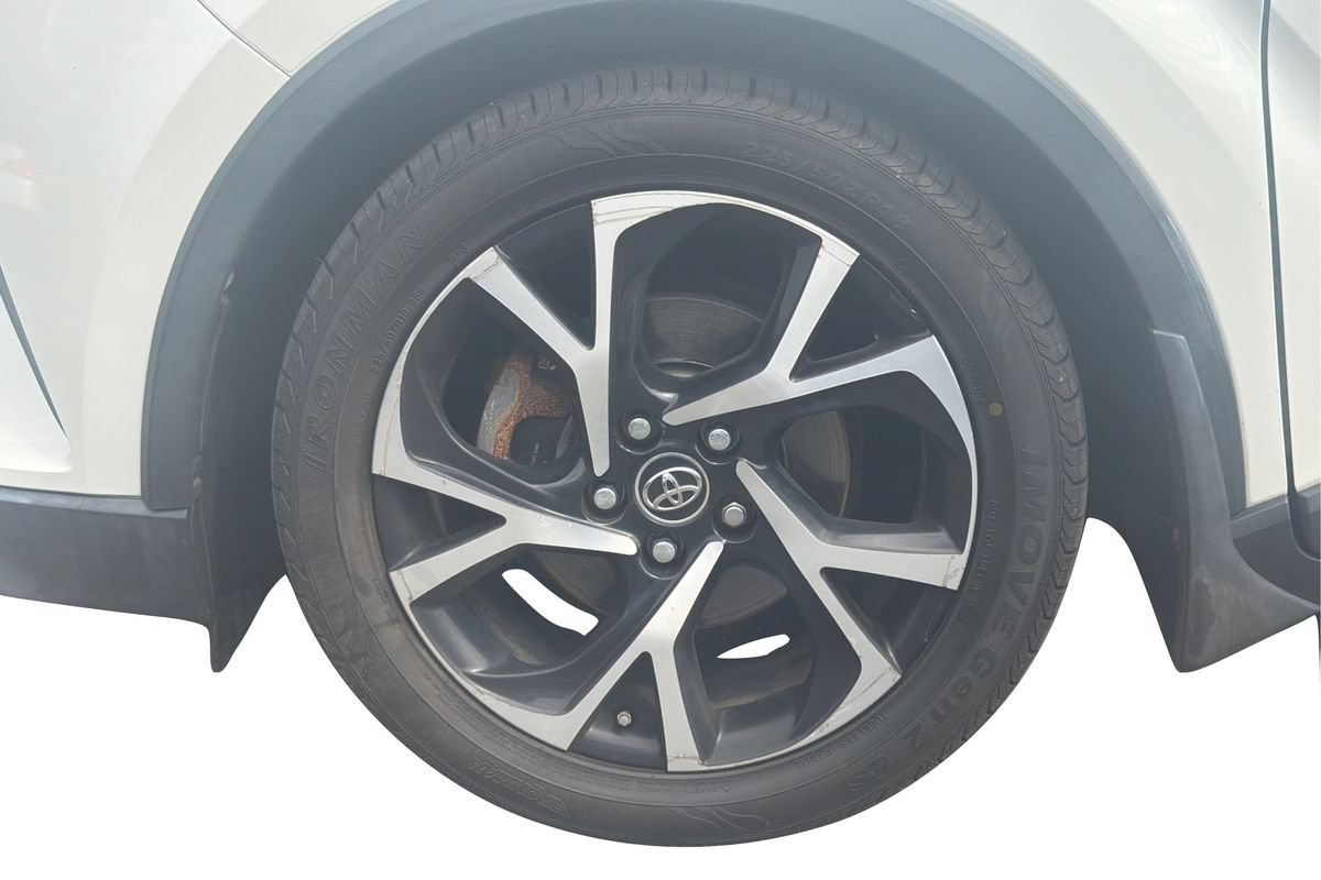 Used 2018 Toyota C-HR XLE FWD image 24