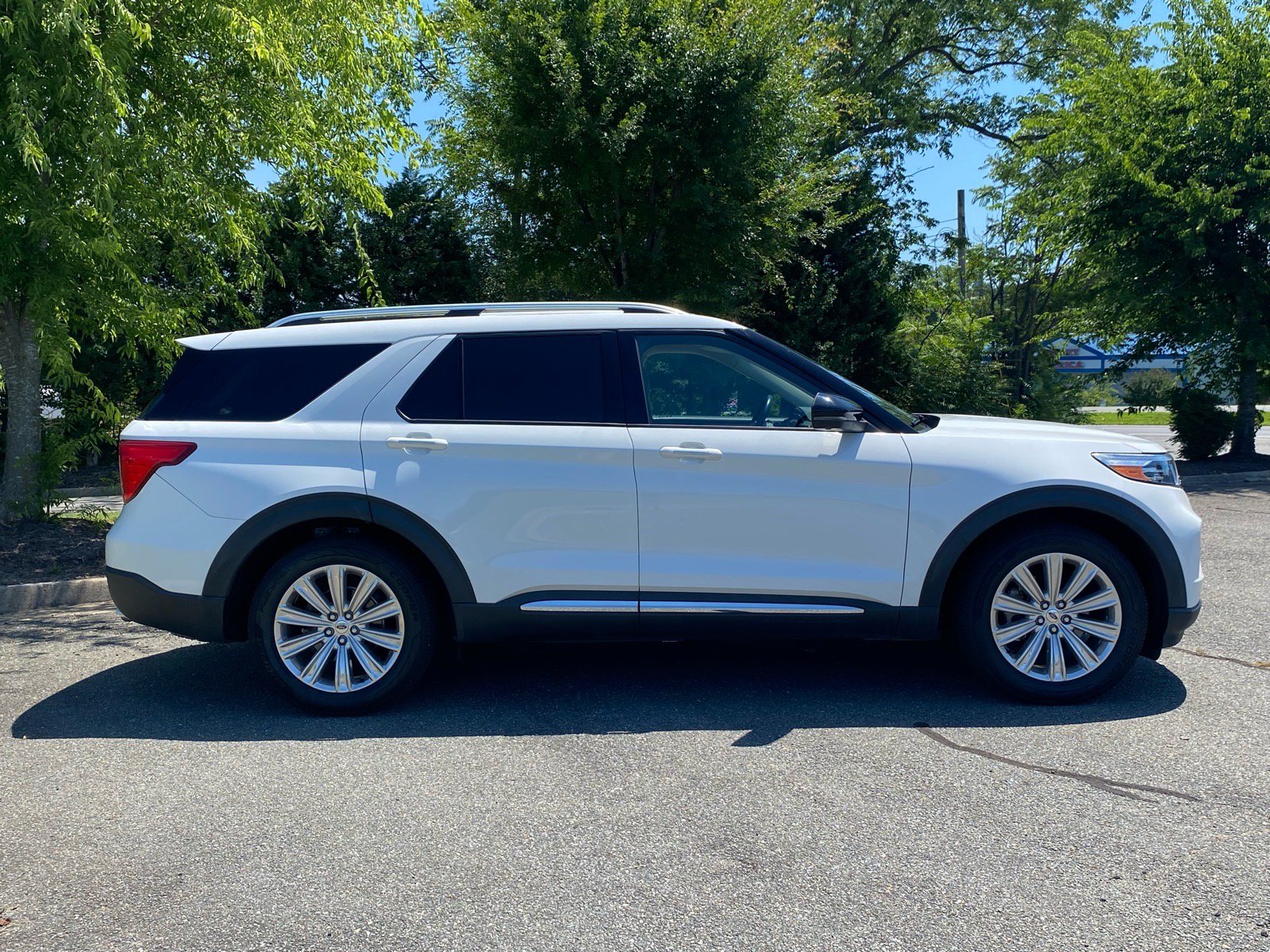Certified 2020 Ford Explorer Limited RWD image 3