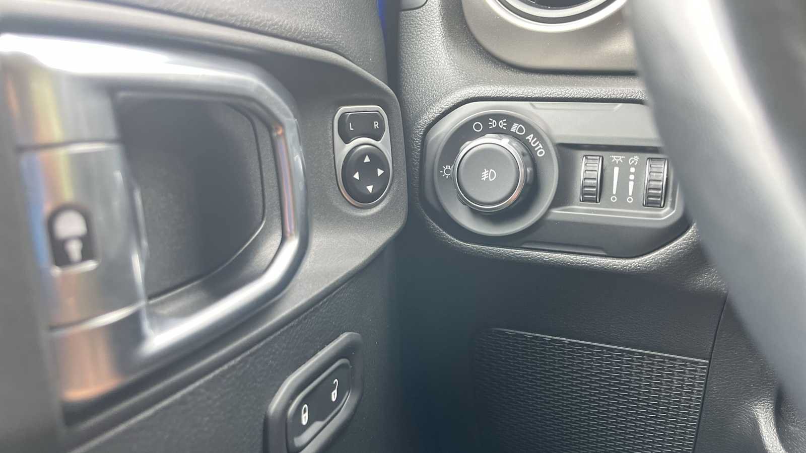 Used 2019 Jeep Wrangler Sport AWD/4WD image 28