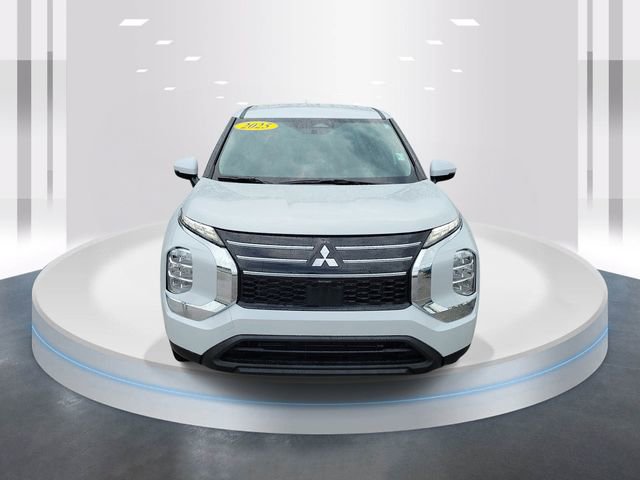 Used 2025 Mitsubishi Outlander ES FWD image 2