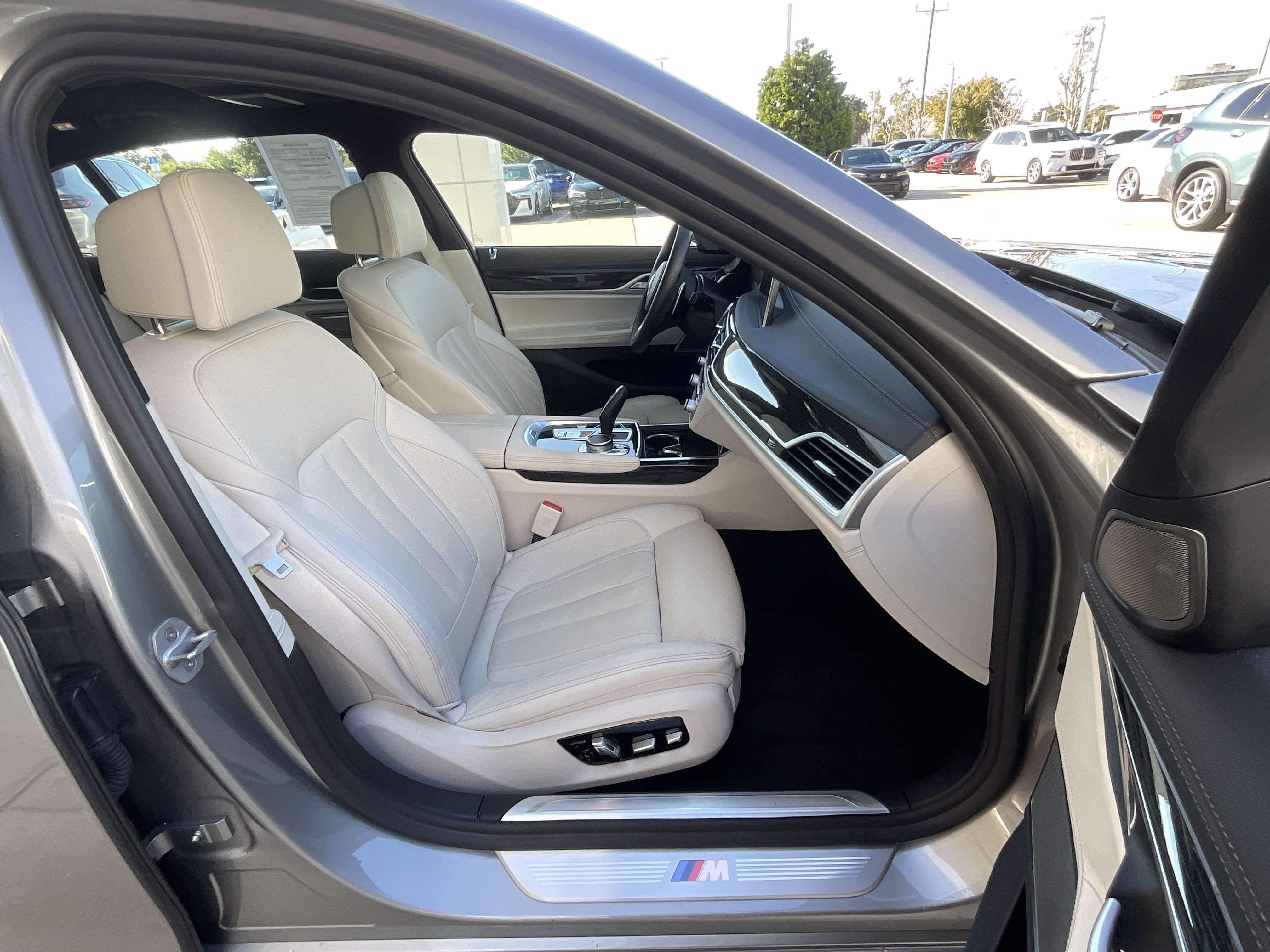 Used 2020 BMW 740i w/ M Sport Package RWD image 23