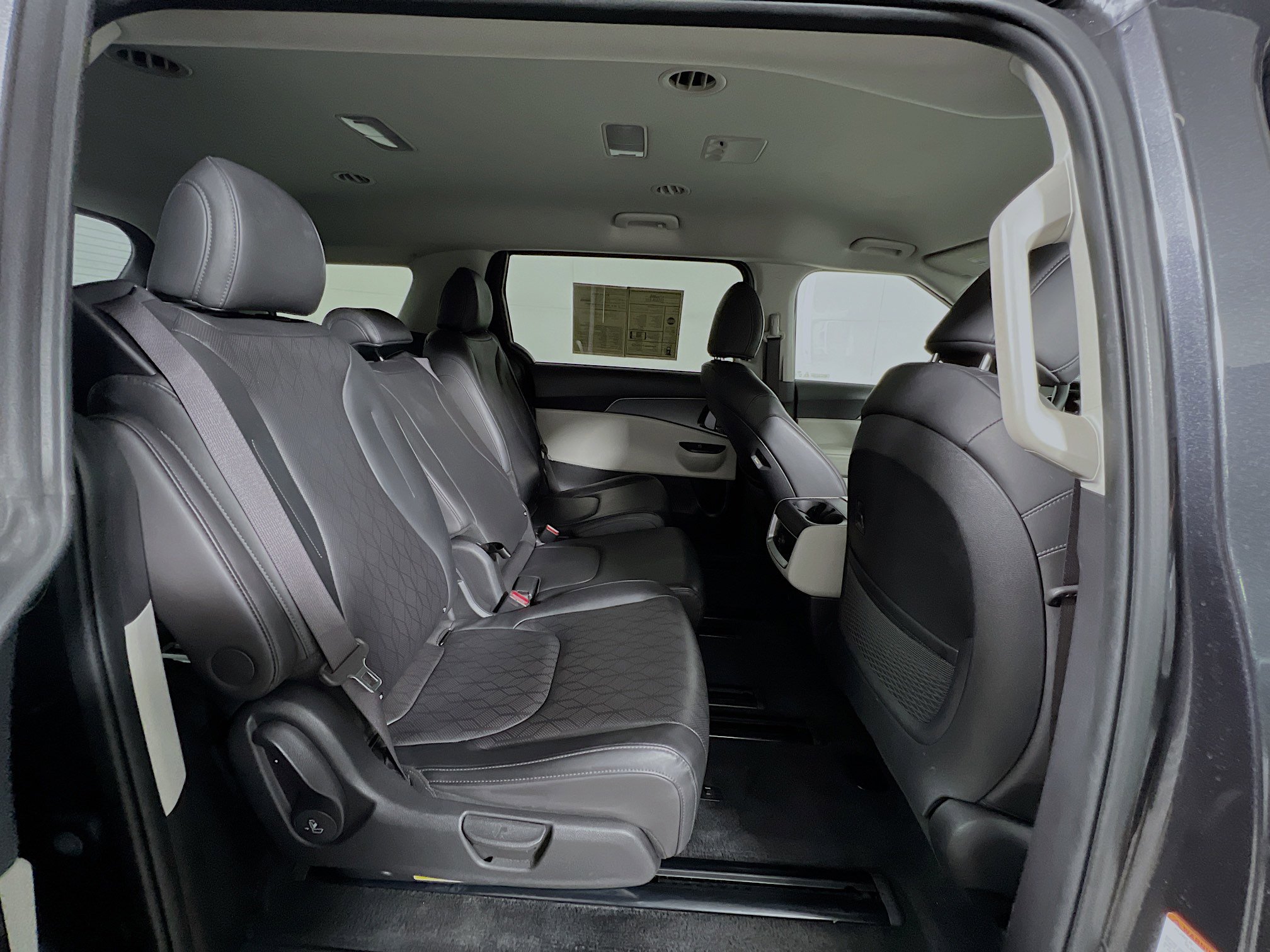 Used 2024 Kia Carnival LX image 33