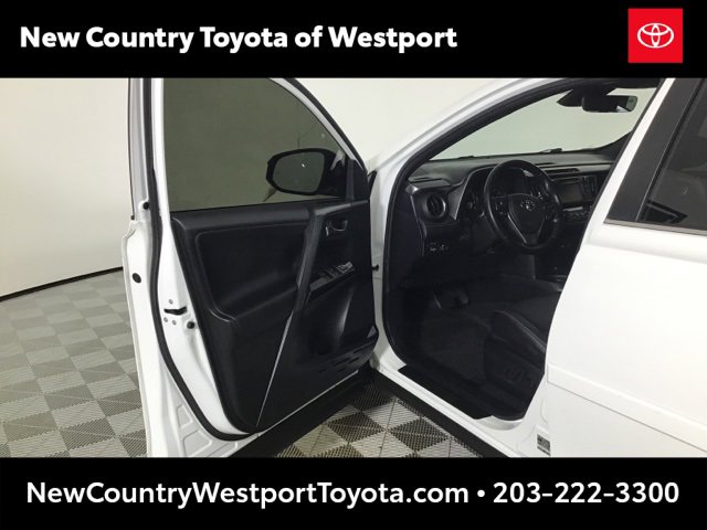 Used 2018 Toyota RAV4 SE image 10
