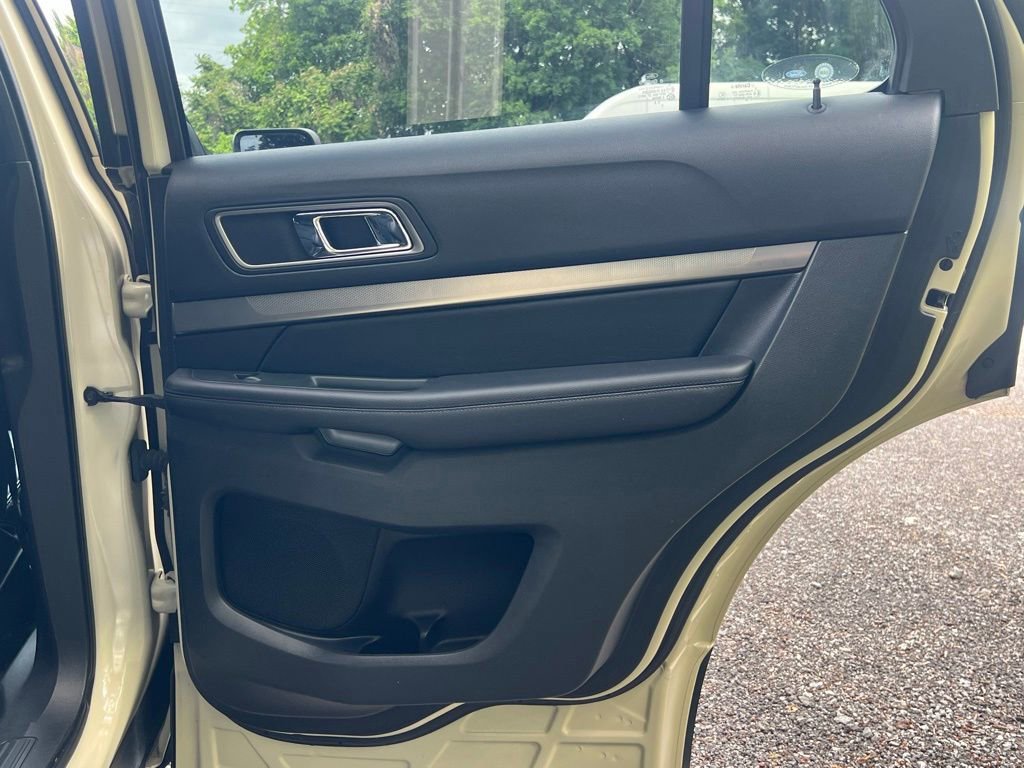 Used 2018 Ford Explorer XLT w/ Equipment Group 202A AWD/4WD image 17