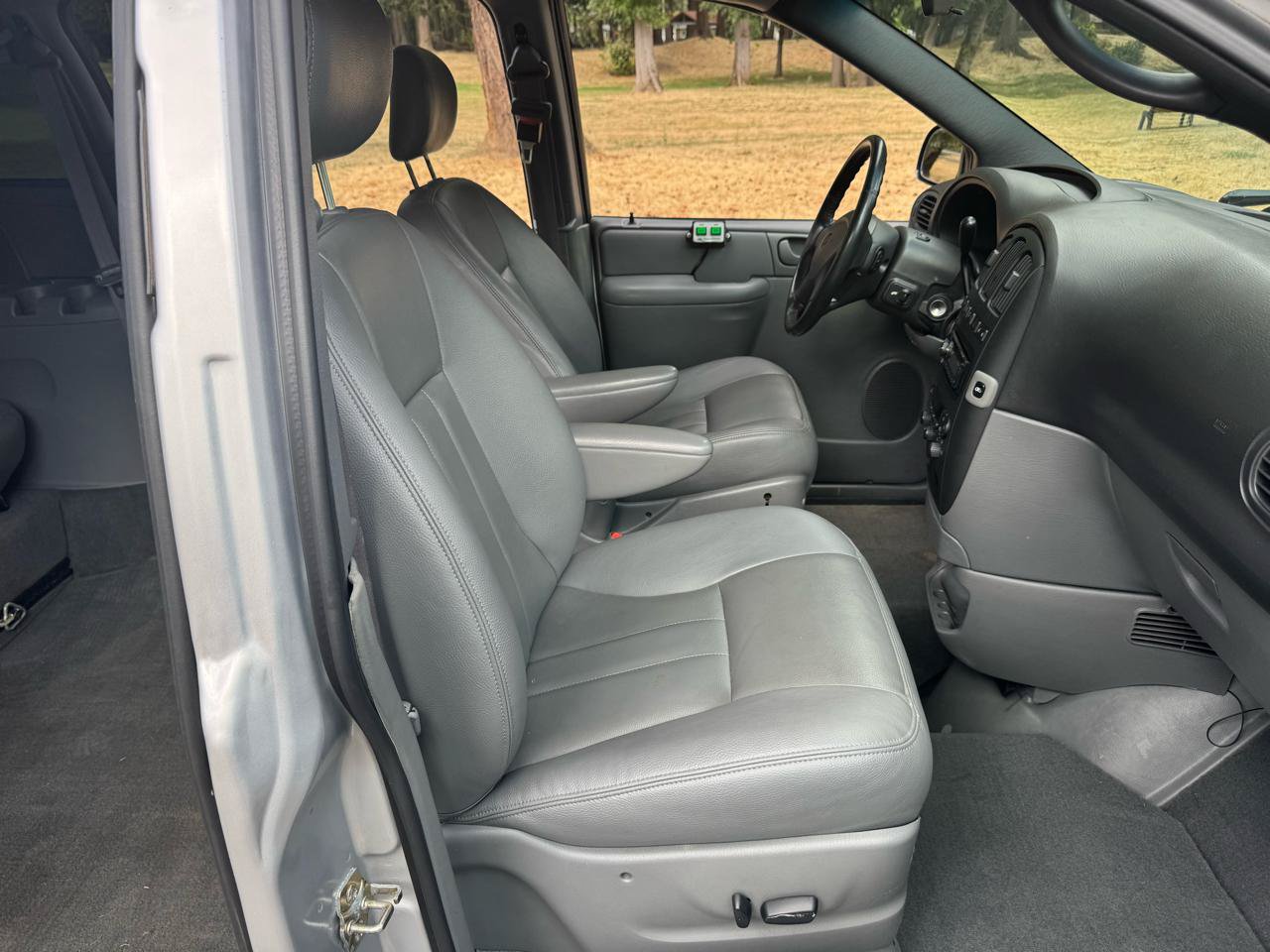 Used 2004 Dodge Grand Caravan SXT w/ Premium Group FWD image 17