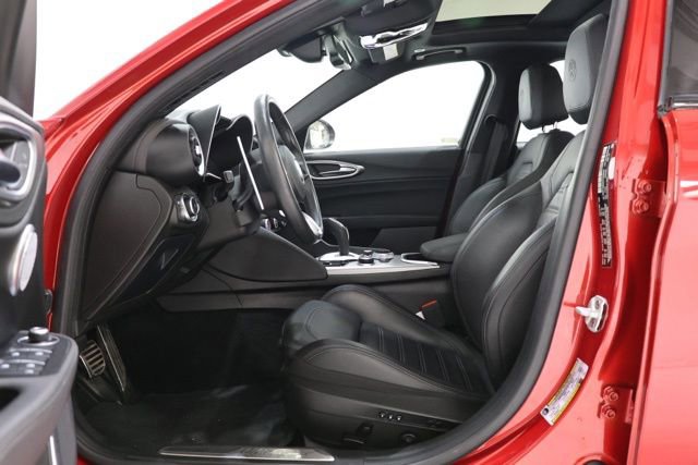 Used 2023 Alfa Romeo Giulia Veloce RWD image 16