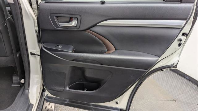 Used 2015 Toyota Highlander XLE image 19